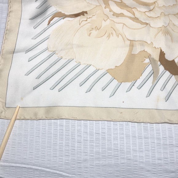 ✨Hermès “Le Piviones” silk scarf✨ - Picture 6 of 16